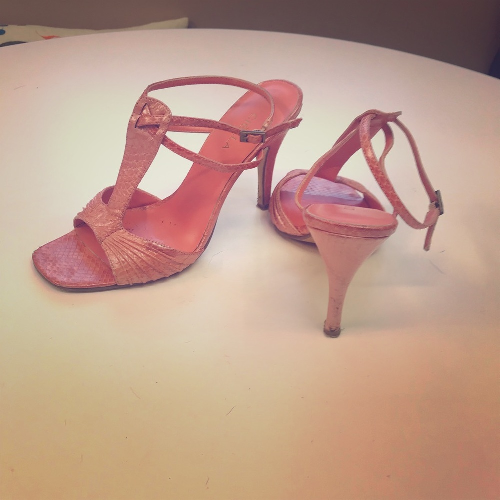 Light coral snake skin heel
